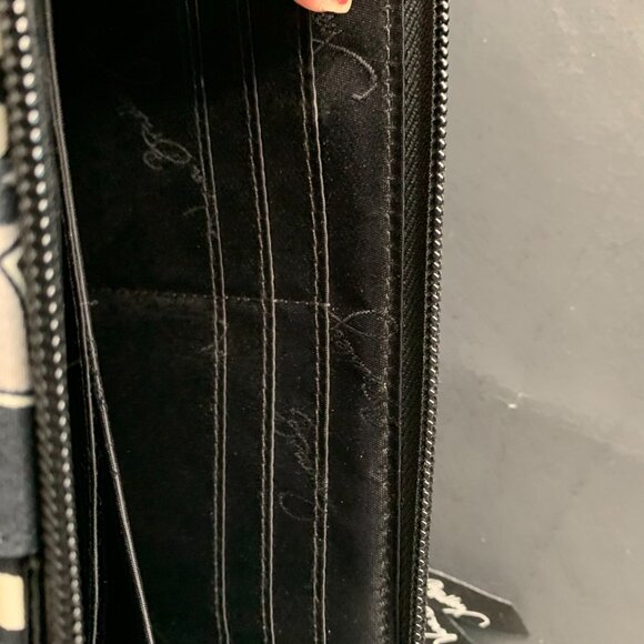 The Vera Bradley Wristlet Purse in Black and White Midnight Paisley - Picture 7 of 9